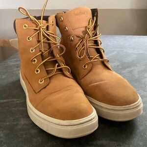 Women’s Timberland Skyla Bay sneaker boots. Size 9